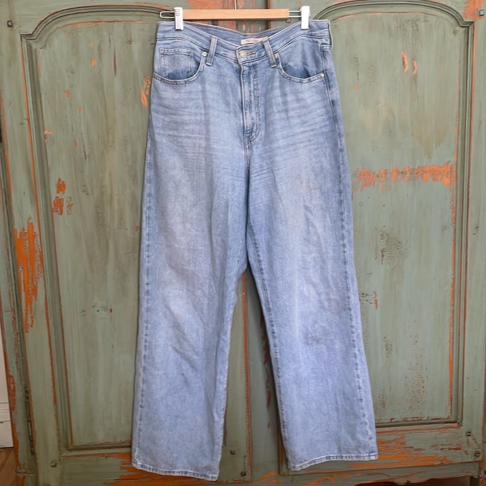 LEVI’S High Waisted Straight Fit Light Wash Distressed Women’s Jeans, Size 30